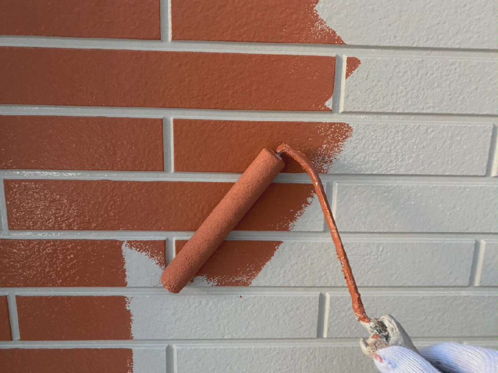 目地部分の塗装完了後、ベースのノースオレンジを塗装します。塗り回数が多くなる分、手間がかかるのでダブルタッチ工法は金額が高くなりますが意匠性を残すには最適な方法です。