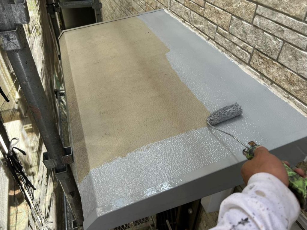 霧除けなどの鉄部には、錆止め材を塗布します。