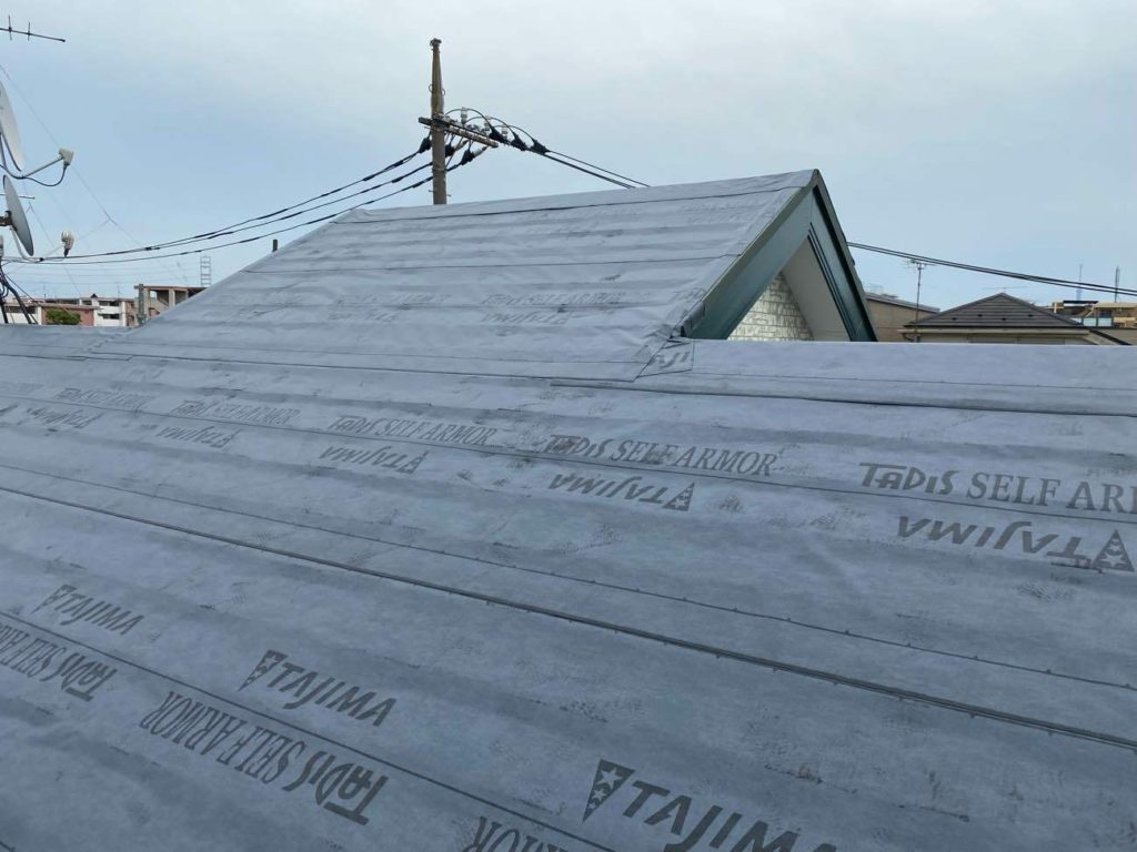コロニアルネオの屋根に防水紙を敷いた後の写真です。