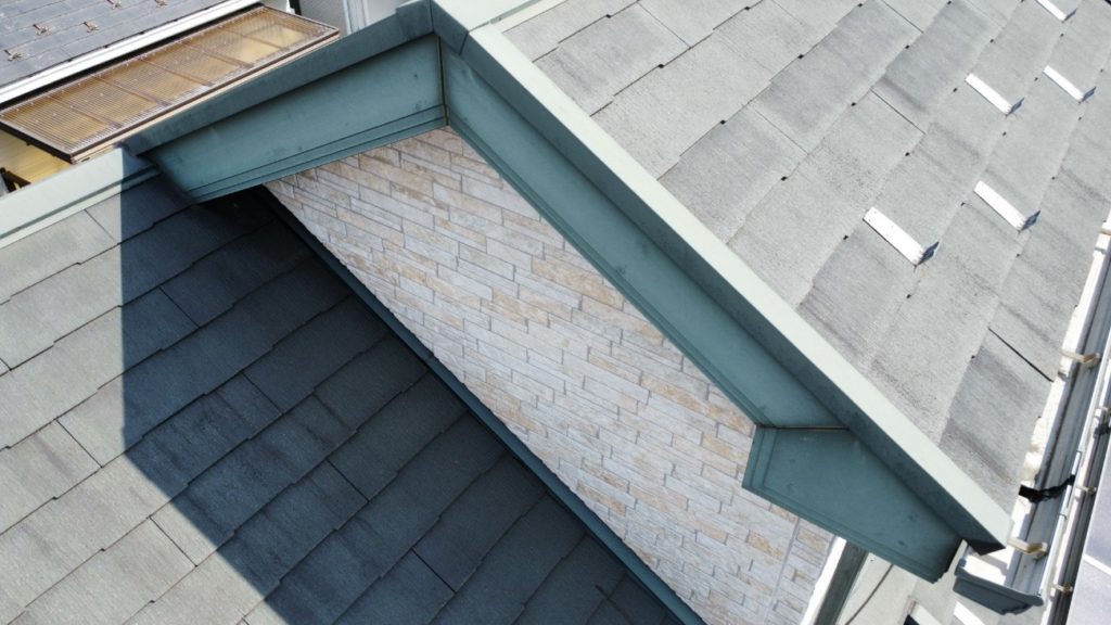 施工前の屋根（ノンアスベストのコロニアルネオ）と破風板の写真です。