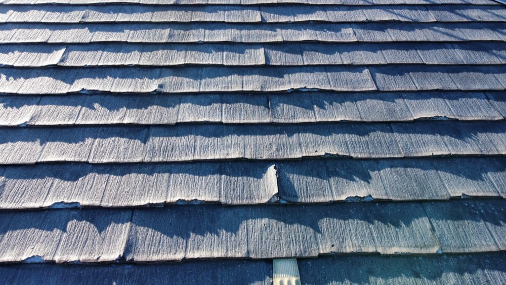 ノンアスベストの屋根材は素材自体が脆いので、塗装をしても素材ごと剥がれてしまいます。