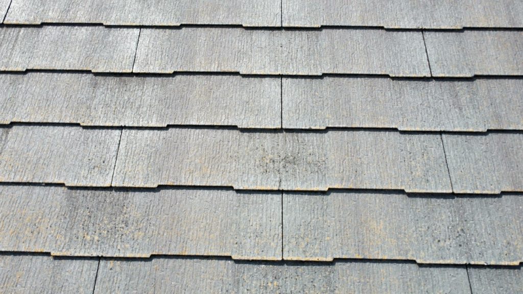 コロニアルネオの屋根には、下地の状態によってカバー工法か葺き替えをご提案いたします。