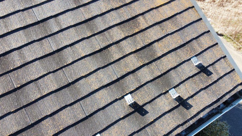 施工前のスレート屋根です。アスベスト入りの屋根材なので、塗装工事で進めます。