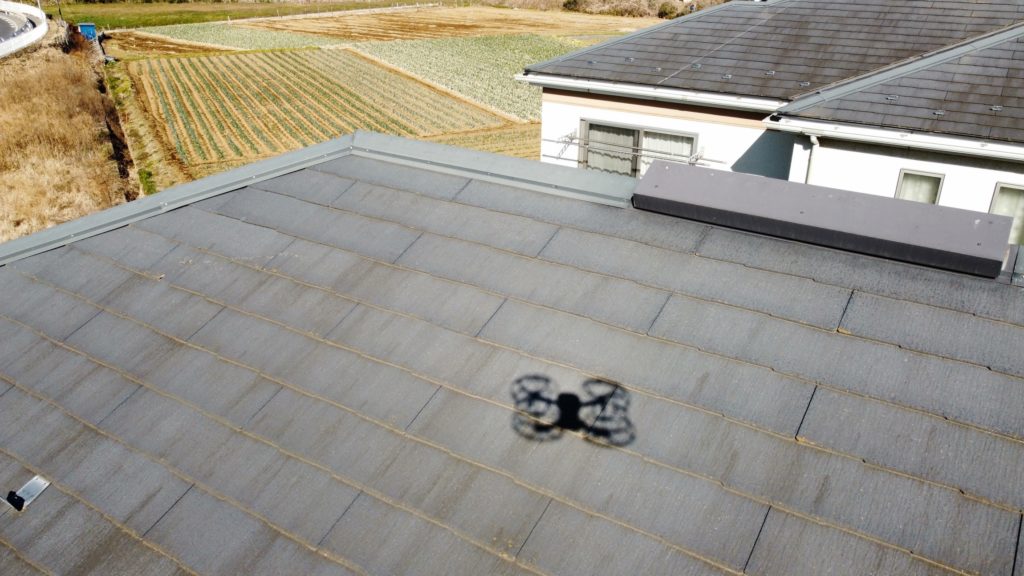 現地調査はドローンで行います。（飛行可能区域だった場合）飛行不可区域はポールカメラで現地調査を行います。