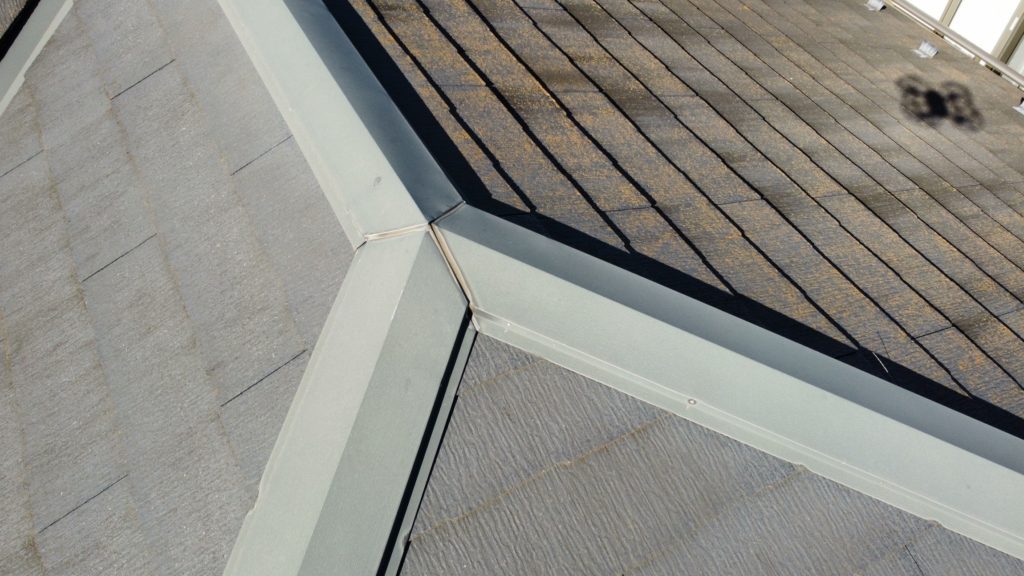 屋根の棟板金部分です。シーリングの硬化や剥がれ等が見受けられる他、棟板金自体の色褪せが見られます。