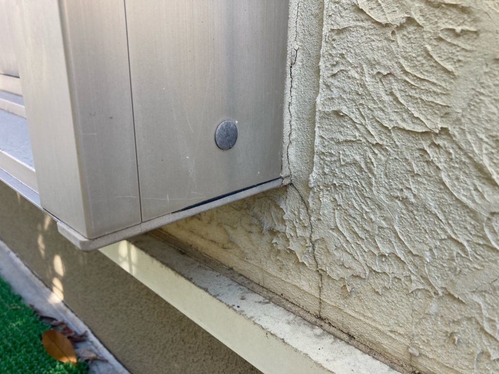 施工前のモルタル外壁です。ひび割れが全体的に見られました。