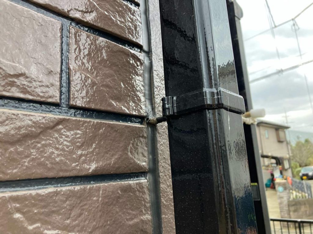 塗装工事完了後の雨樋の写真です。付帯部は全て黒で統一しました。