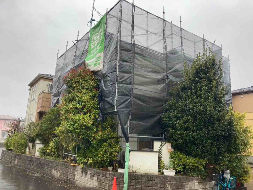 屋根外壁塗装工事初日は足場設置を行います。基本的に台風といった豪雨でなければ予定通り設置していきます。