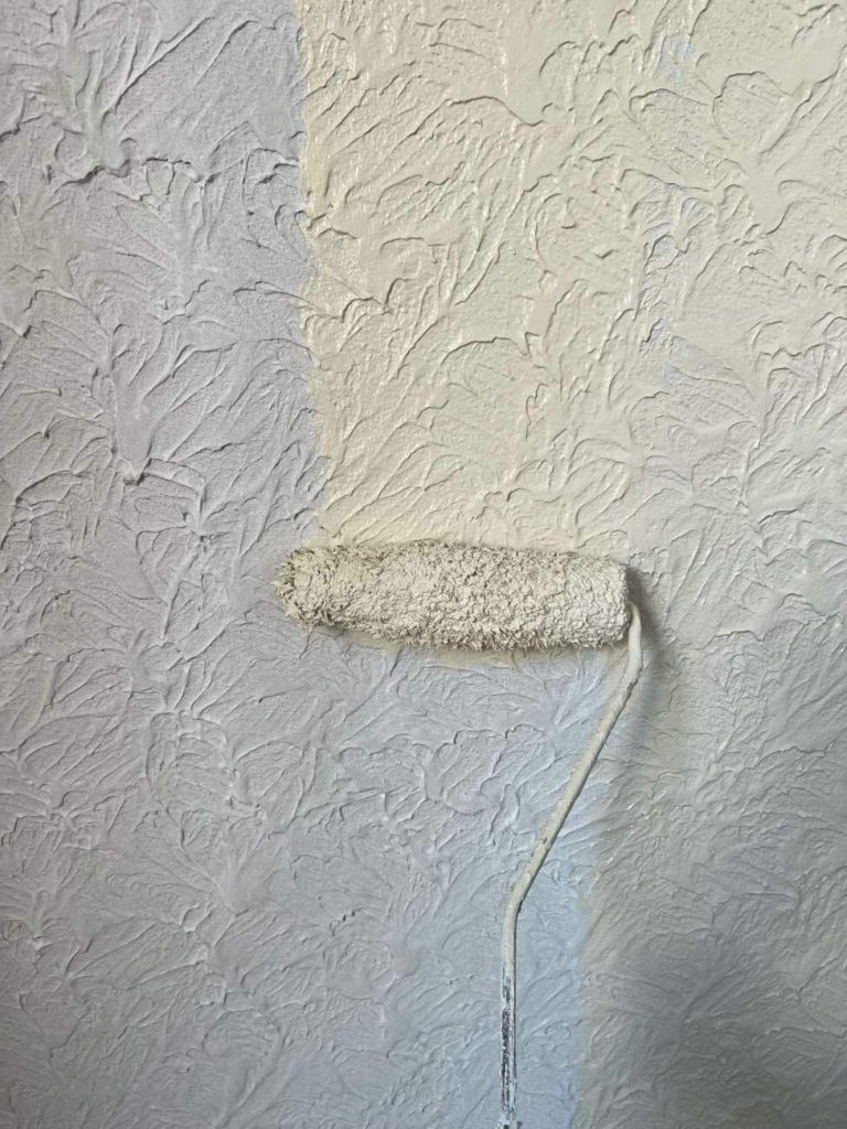 モルタル外壁の中塗りを行う様子です。