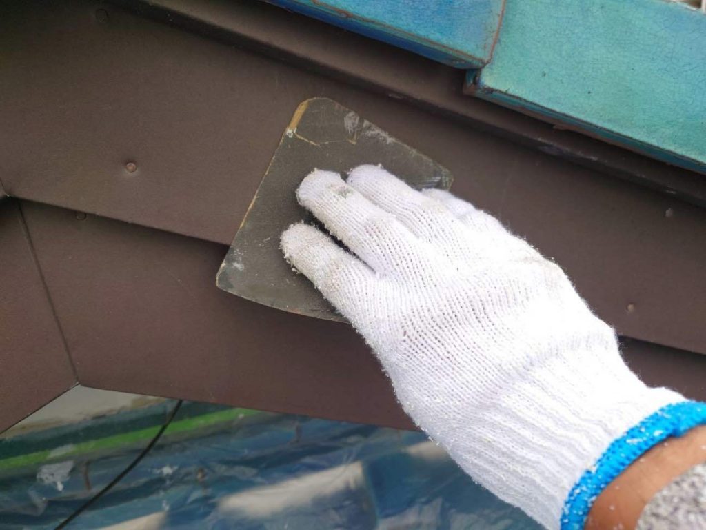 破風板をケレン処理を行う様子です。この後の塗膜が密着するために大切な工程です。