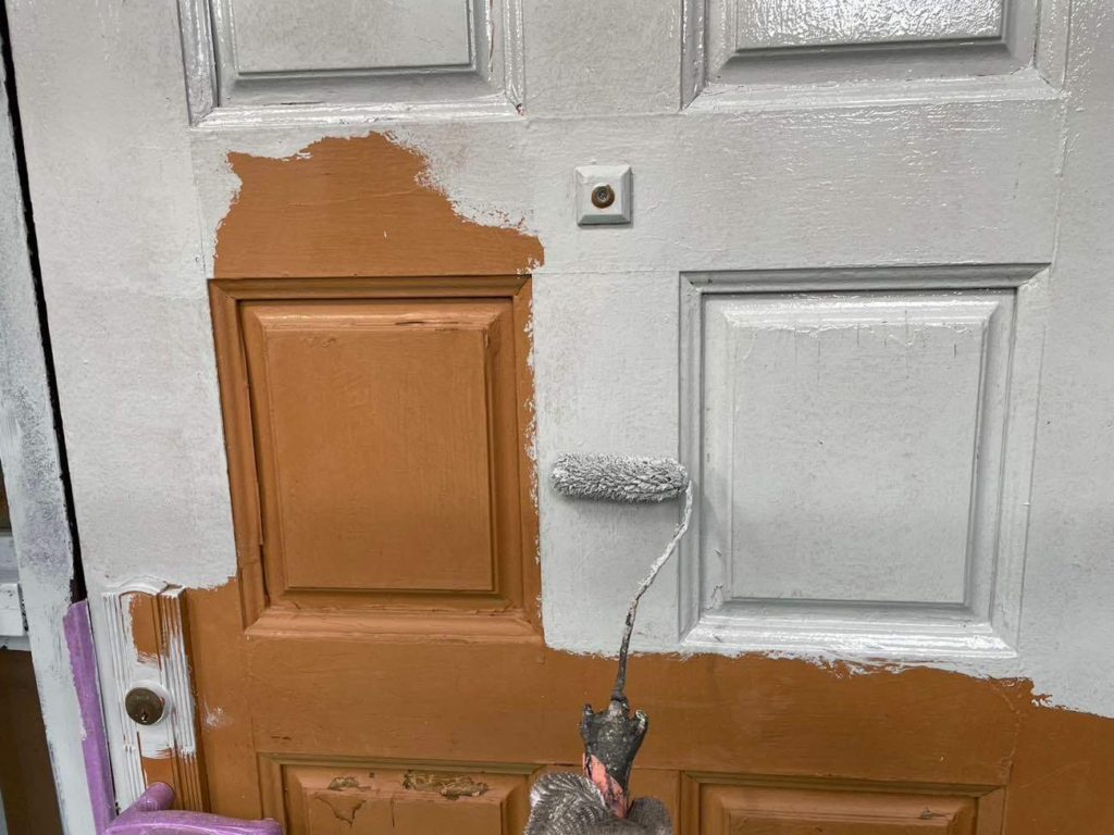 玄関ドアの下塗りを行う様子です。付帯部はフッ素塗料にて仕上げていきます。