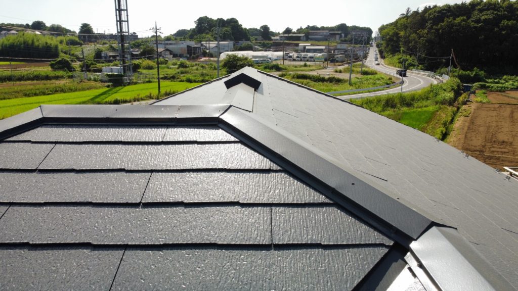 塗装工事完了後のスレート屋根の写真です。
