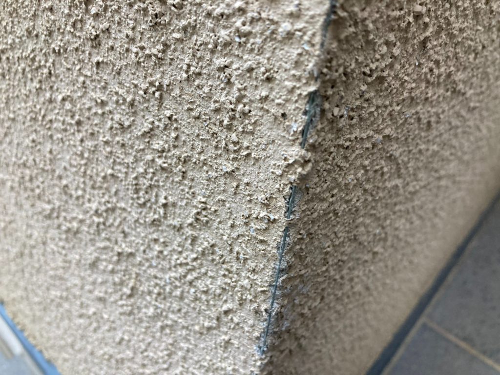 塗装前のモルタル外壁です。カビや汚れなどが付着しています。