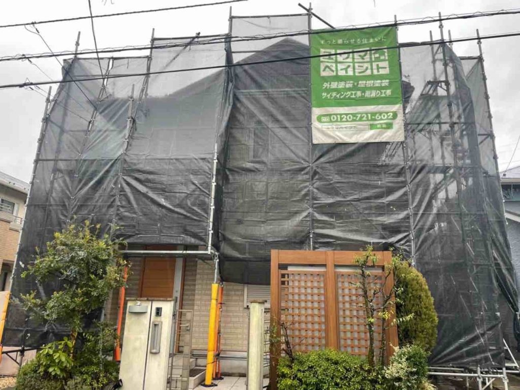 着工当日は、仮設足場の設置を行います。よっぽどの悪天候でない限り、実施いたします。