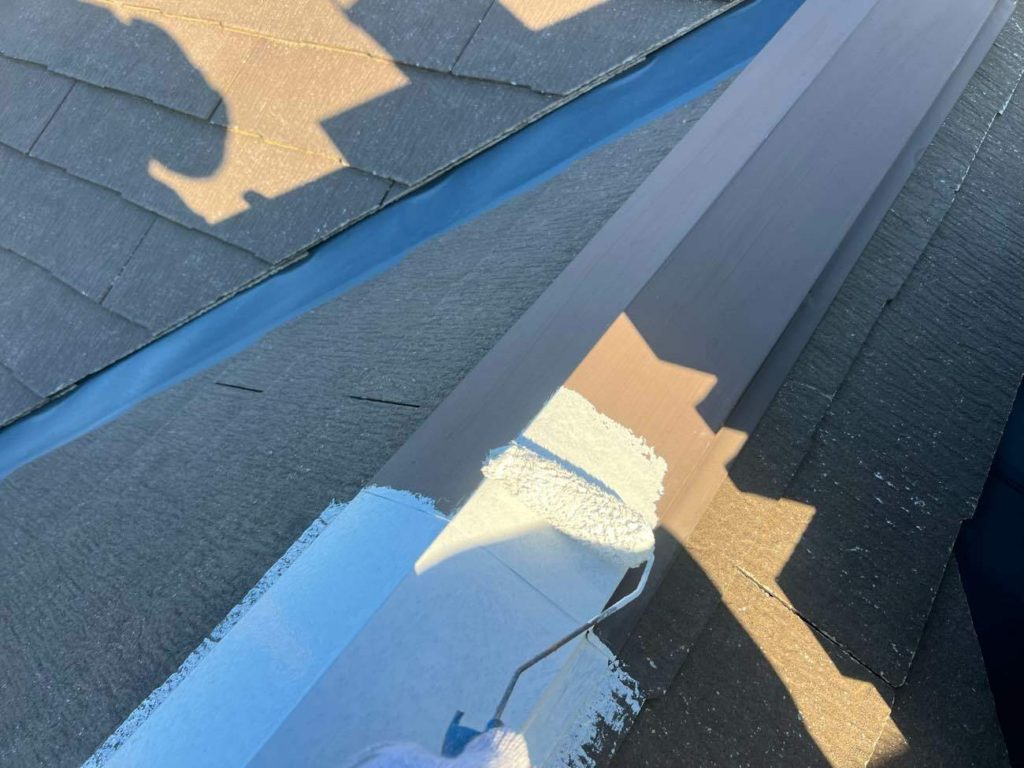 屋根塗装の場合、棟板金や雪止めといった鉄部分に錆止めを塗布します。