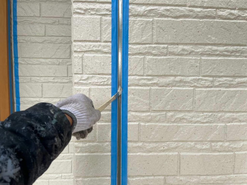 既存のシーリング（コーキング）を撤去後、新しいシーリング材の密着を高めるためのプライマーを塗布します。