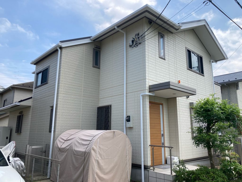 屋根外壁塗装工事完了後の全景写真です。