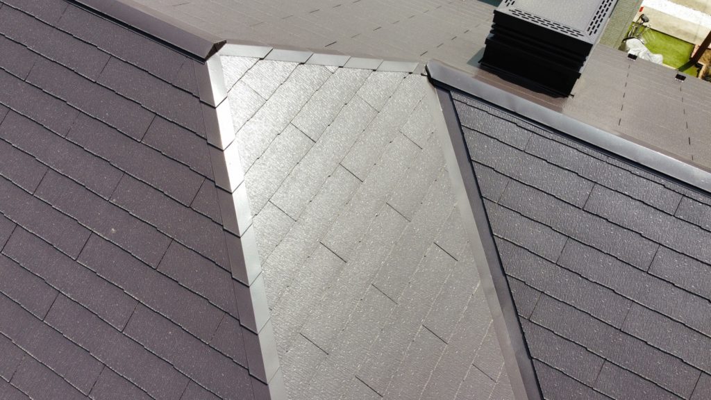 屋根塗装工事完了後の全景写真です。