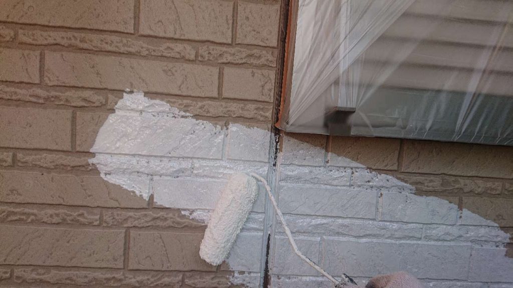 外壁の下塗りは2回行います。外壁材は下塗り材を吸い込もうとする性質があるため、シーラーで吸い込みを止める必要があるため、2回行います。