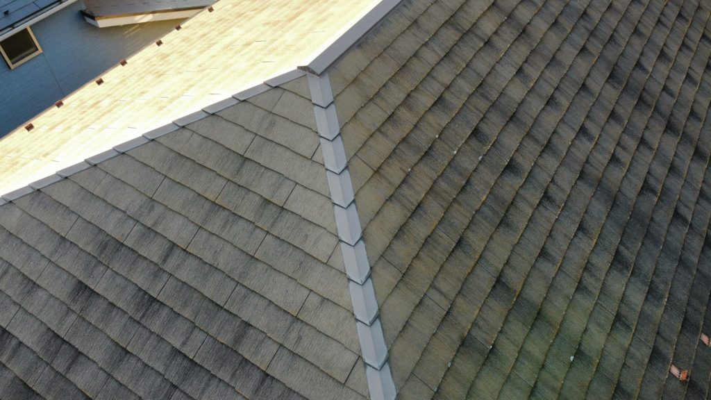 塗装前のスレート（コロニアル）屋根の写真です。