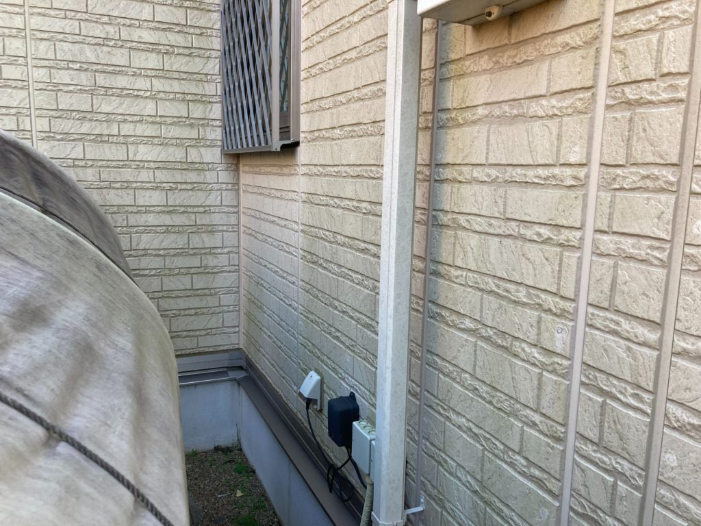 塗装前のサイディング外壁の写真です。日が当たりにくい面はカビなどが発生しやすい状況です。