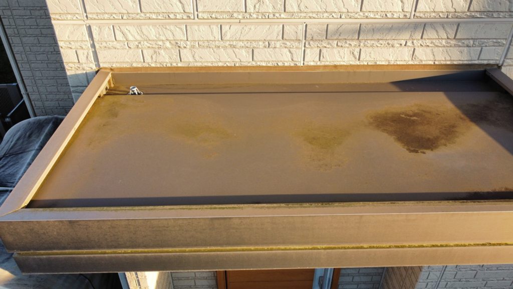 塗装前の庇の写真です。屋根外壁以外にもこうした付帯部も塗装を行います。