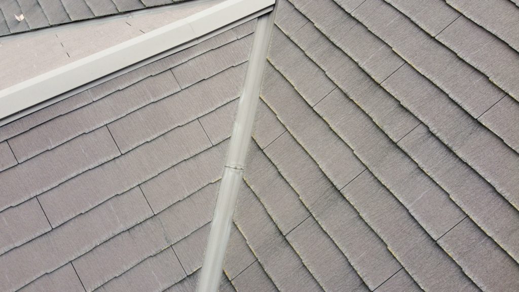 施工前のスレート屋根（コロニアル屋根）の写真です。K様邸はアスベスト入りの屋根なので塗装でご提案をいたしました。