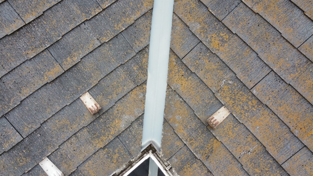 屋根自体が脆いので、塗装をしても屋根材ごと割れたり剥がれたりしてしまいます。