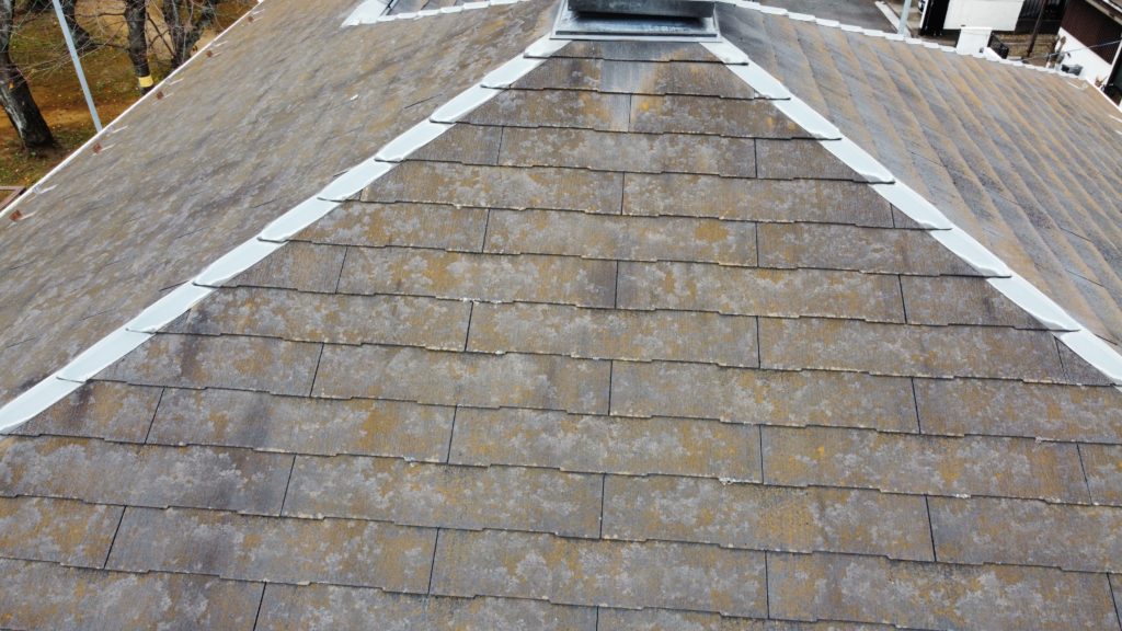 施工前のコロニアルネオの屋根全景です。ノンアスベスト屋根なので、カバー工法にて施工を行います。