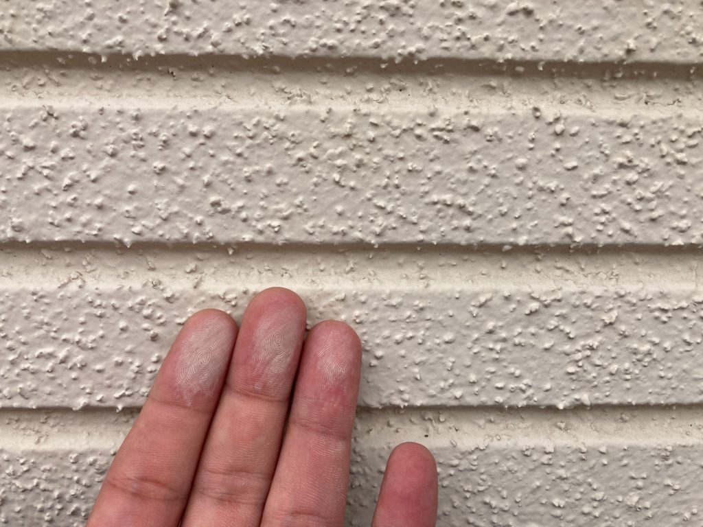 外壁を手で擦ると白い粉が付着する「チョーキング現象」が見られました。