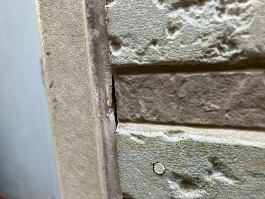 シーリングに一部、剥がれが見られる箇所がありました。剥がれの原因は、シーリング材に含まれる可塑剤が経年劣化で揮発し、シーリング材の厚みが減少して起こることが多いです。