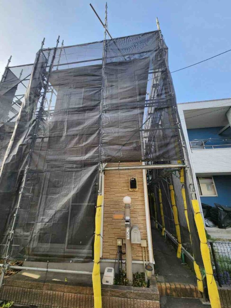 工事初日は、仮設足場組立から始まります。ユウマペイントの場合、一般的な戸建て住宅のほとんどが朝8時～8時30分から作業をはじめ、夕方前には完了します。