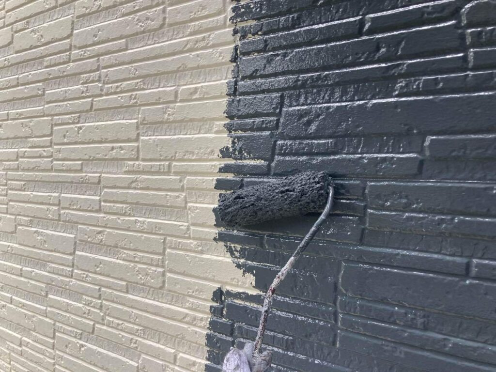 外壁の中塗りを行う様子です。中塗りの塗料は、お選びになった色番で塗装いたします。