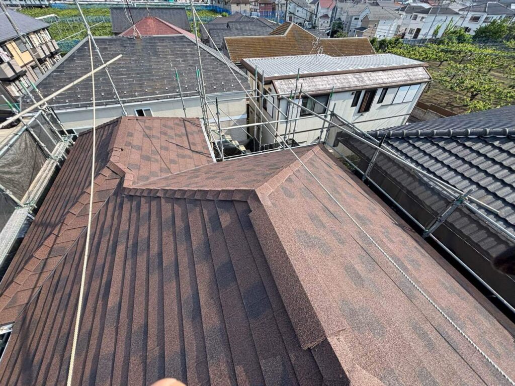 屋根カバー工事後の全景写真です。色はカフェというブラウン系のお色です。