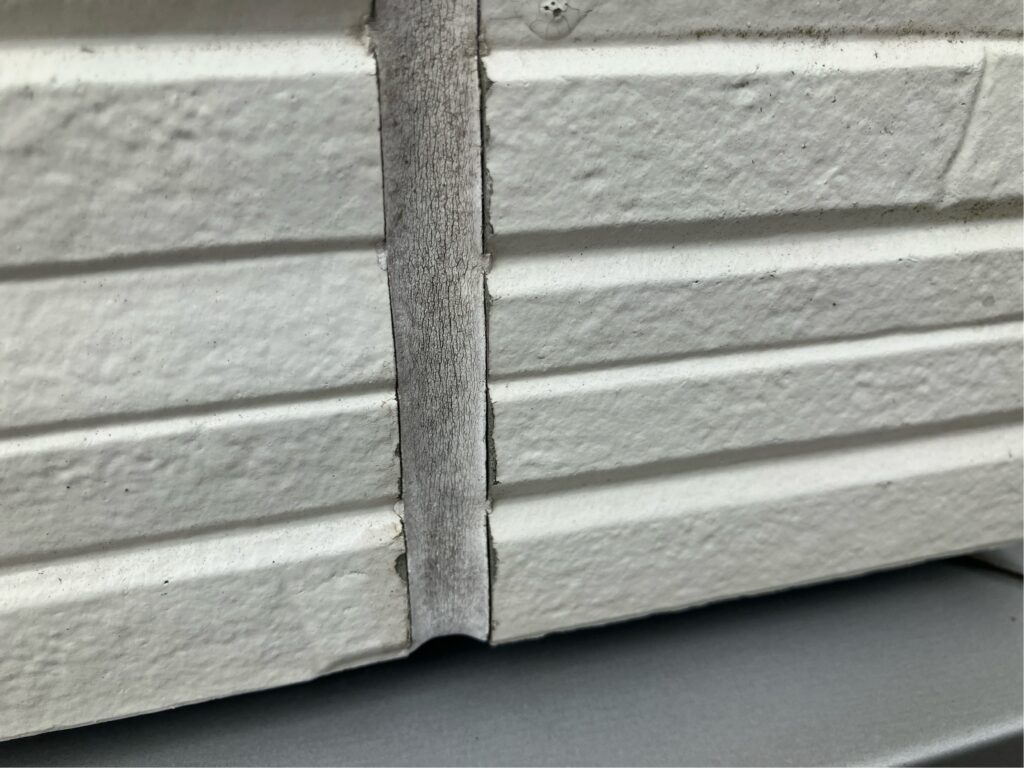 撤去前のシーリングの写真です。地震や強風などの影響で建物が揺れると、シーリング材に力が加わりひび割れとして表れます。