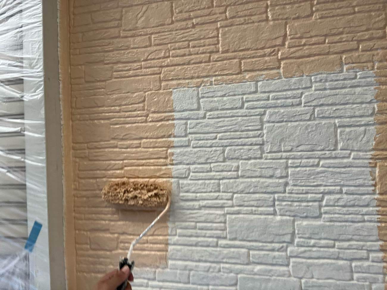 外壁塗装中塗りの写真