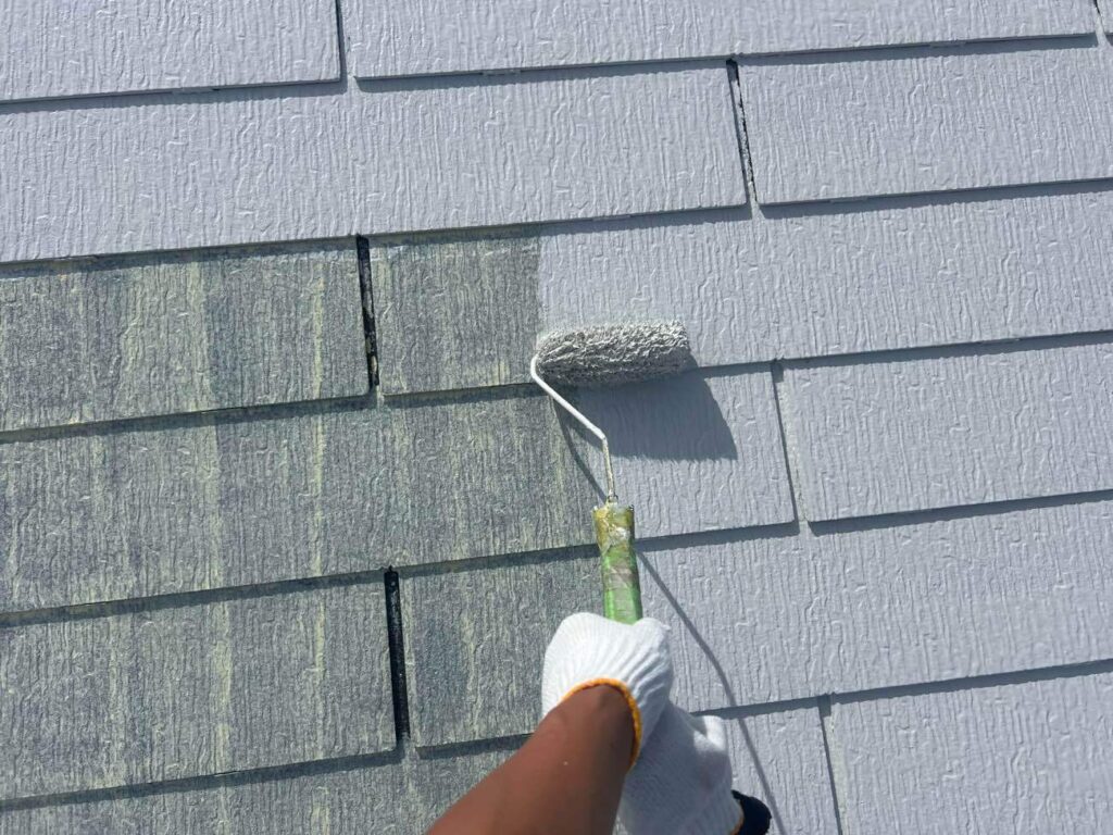 屋根も同様下塗り2回塗りにて塗装を行います。