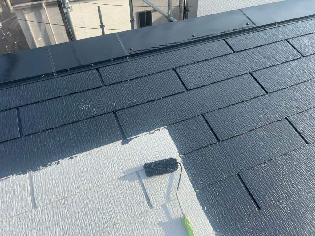 屋根の中塗りを行う様子です。中塗りの塗料は、お選びになった色番で塗装いたします。（写真色：スレートブラック）