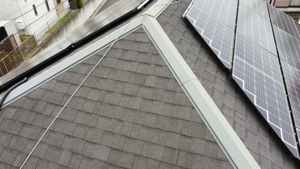 棟板金部分などは塗装を行わないと色褪せが進行し、防水機能の低下が進むと錆などが発生してしまいますので、足場をかけるタイミングで塗装します。