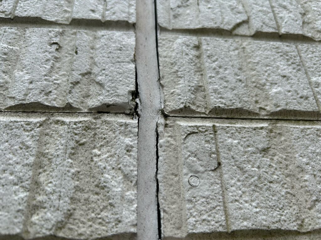 全体的にシーリング（コーキング）の劣化が見受けられました。劣化の主な症状は①ひび割れ②破断です。今回は破断が多くみられました。ヒビ割れが進行すると亀裂が発生して破断という状態になります。<br />
雨水が浸入するリスクが高くなるので、メンテナンスを早急に検討する必要があります。