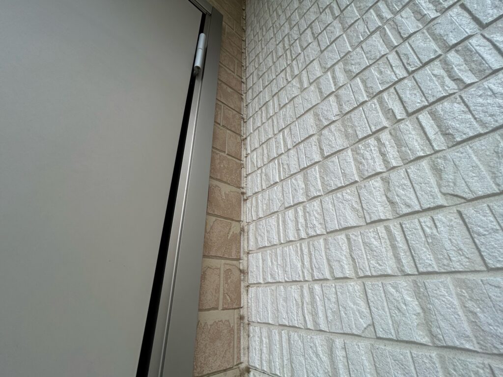 日の当たりにくい玄関面のシーリングは、破断よりも汚れの付着やひび割れが多く見られました。