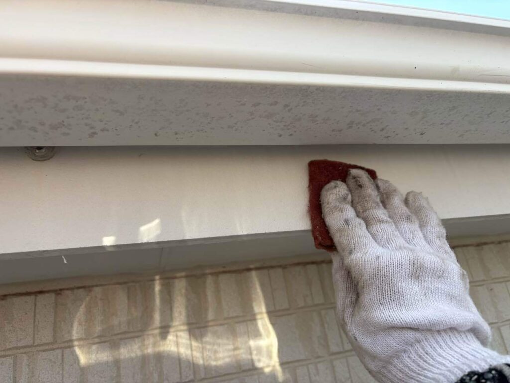 破風板のケレン処理を行う様子です。ケレン処理とは、旧塗膜やサビ、汚れを落とし、表面を整える下地処理のことを言います。ケレン処理をした後にシンナー拭きをすることで塗料の密着力を高めています。この作業を念入りに行えば行うほど、下塗り材の密着力が高まるためユウマペイントでは重要視している工程の一つです。