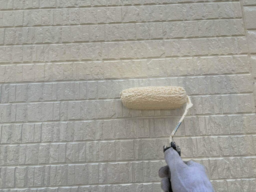 2回目の下塗りは、水性シリコンエポサーフという下塗り材を使用します。これは釘まわりなどの細かいひび割れを埋めてくれる効果があります。この下塗り材は密着力が弱いので、早期剥離につながることがあります。それを防ぐためにもシーラー材で1回目の下塗りを行うことが大切です。