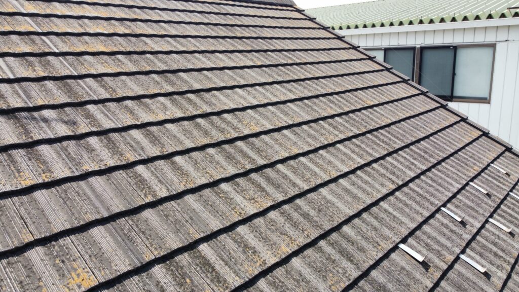 紫外線の照射や酸性雨・風等の厳しい自然環境下に晒され、経年と共に保護塗料の風化が進み、塗膜の剥離や艶消え・色褪せ・褪色を起こしていました。