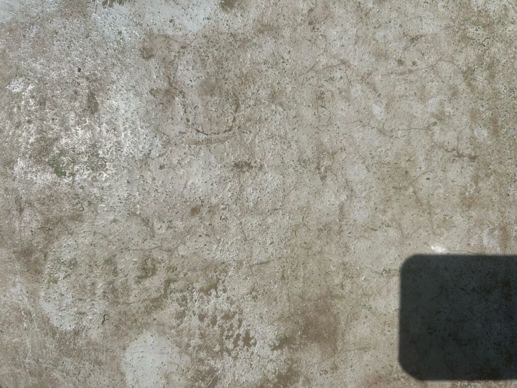 ベランダは毎日、洗濯物を干したりで歩行します。歩行の摩擦やごみの堆積などによって汚れが目立つようになってしまいます。