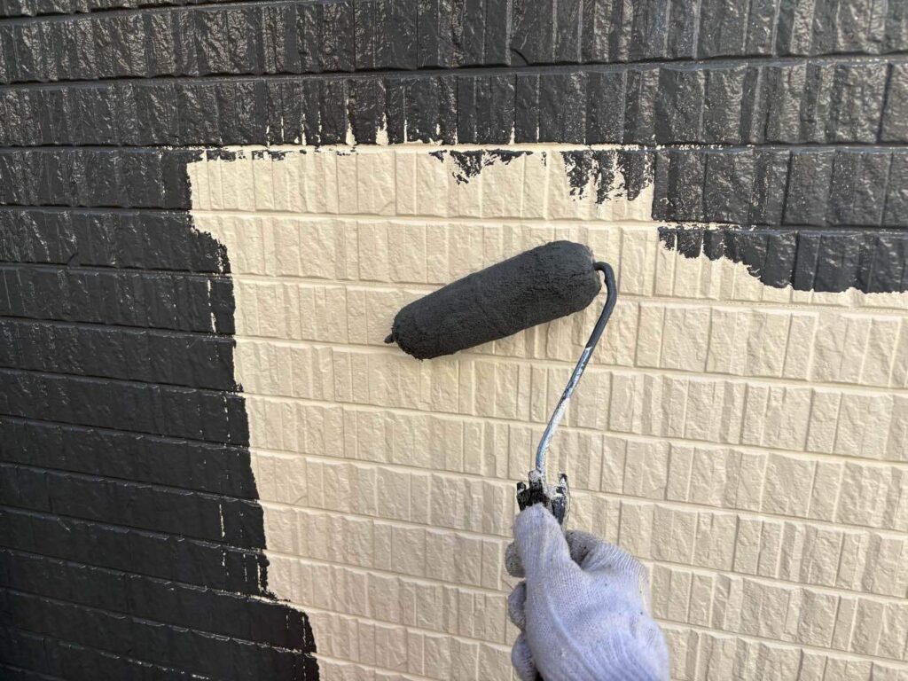 外壁の中塗りを行います。中塗りは、塗膜の厚みを増して耐久性や保護機能を高めるための重要な作業です。一般的に上塗りと同じ塗料を使用し、色ムラをなくし、上塗りの密着性を向上させ、均一で滑らかな下地を作ることを目的としています。どんなに高機能な塗料を選んでも、中塗りの施工が雑だったり適当な作業になってしまうと、本来の機能を果たせないまま早期剥離などにつながる可能性があります。