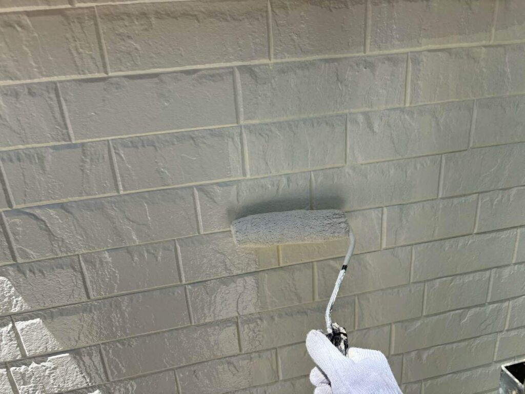 上塗りを行う様子です。ユウマペイントでは、中塗りと上塗りは同色です。見た目と品質に影響が出る大事な工程ですので、塗り漏れやムラが出ないよう丁寧に施工いたします。