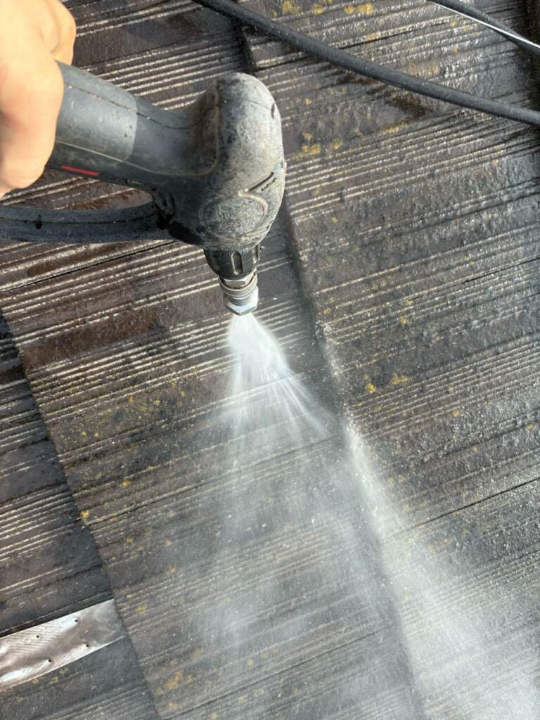 2日目は高圧洗浄を行います。足場設置と高圧洗浄はよっぽどの悪天候でない限り実施いたします。プロが使用する高圧洗浄機になるので水圧はホームセンターよりも高いため、根元からしっかりと汚れを落とします。