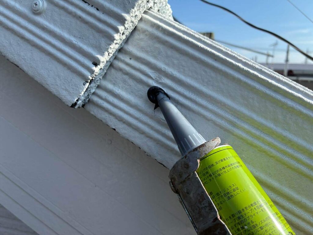 屋根の釘頭に、水の浸入を防ぐためにコーキング材を充填します。再度釘が浮くのを防ぎ、そこから雨水が浸入するのを防ぐことです。釘を打ち直した後にシーリング材を充填することで、釘頭をしっかりと固定し、釘穴から雨漏りや下地の腐食が起きるのを防ぐことができます。