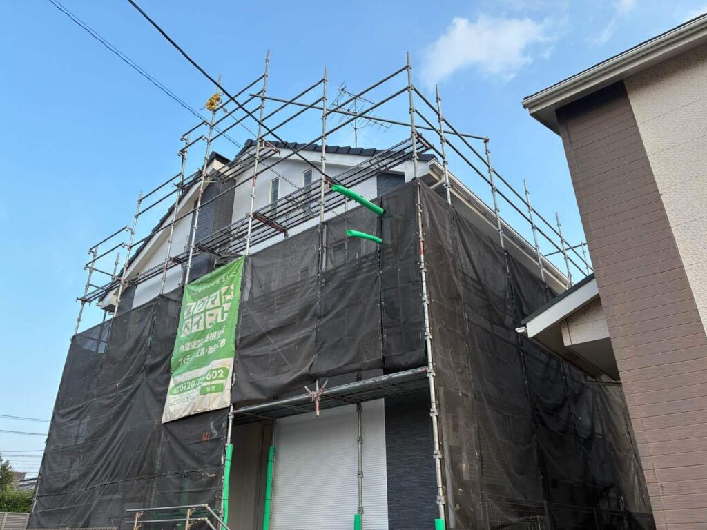 工事初日は足場を設置します。ビケ足場・昇降階段つきの安全性を重視した足場で組み上げます。